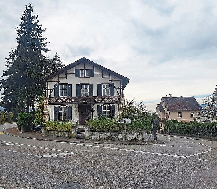 Schlüsselparzelle: Das Grundstück bei der Einmündung Bruggweg/Weidenstrasse ist für die Gemeinde von grosser Bedeutung, um bei der Verkehrsplanung flexibler zu sein. Foto: Fabia Maieroni