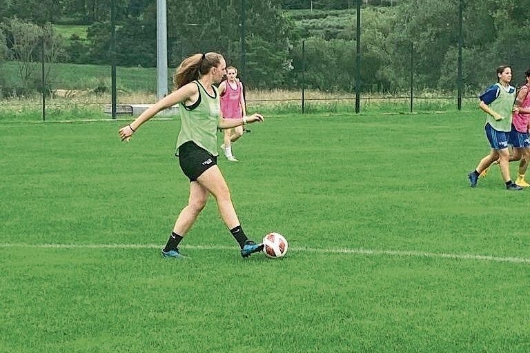 Am Ball: Carla Hagenbach im Training des FC Arlesheim. Foto: zvg