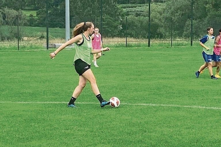 Am Ball: Carla Hagenbach im Training des FC Arlesheim. Foto: zvg