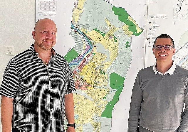 Zusammenarbeit: Oliver Standke (rechts) ist Leiter des Kompetenzzentrums Bau Laufentaler Gemeinden. Der Dugginger Gemeindeverwalter Christian Friedli (links) ist gewissermassen dessen CEO. Foto: Thomas Immoos