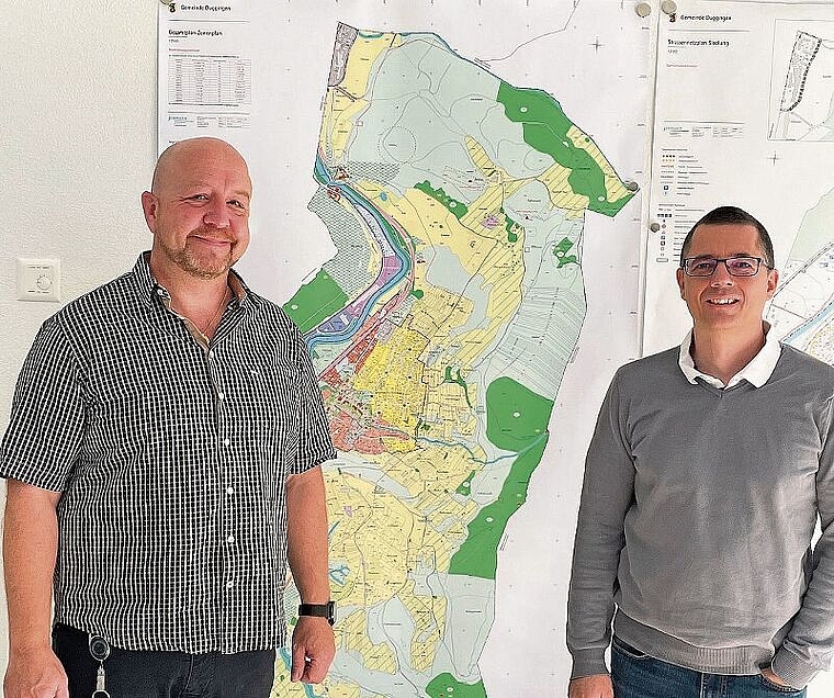 Zusammenarbeit: Oliver Standke (rechts) ist Leiter des Kompetenzzentrums Bau Laufentaler Gemeinden. Der Dugginger Gemeindeverwalter Christian Friedli (links) ist gewissermassen dessen CEO. Foto: Thomas Immoos