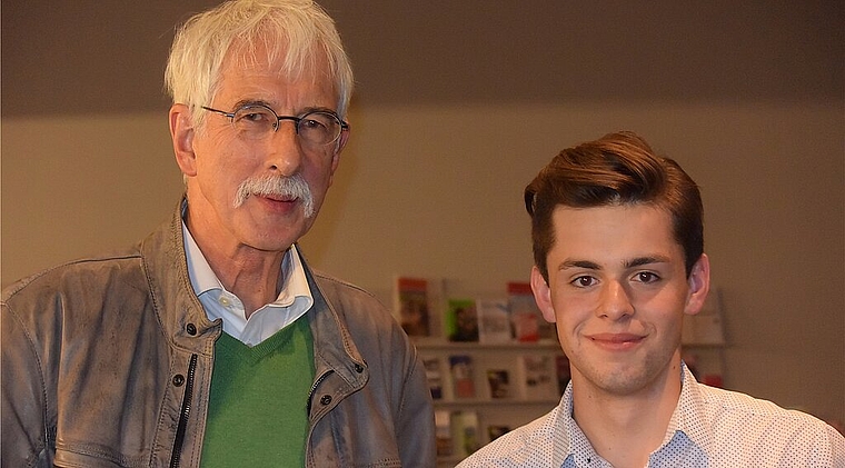 Streichung der Solothurner Subventionen für die Wirtschaftsmittelschulen in beiden Basel: Klaus Fischer (l.) und die Nationalratskandidaten Glenn Steiger und Melanie Jeger (nicht auf dem Foto) engagieren sich mit einem Volksauftrag. Foto: Bea Asper