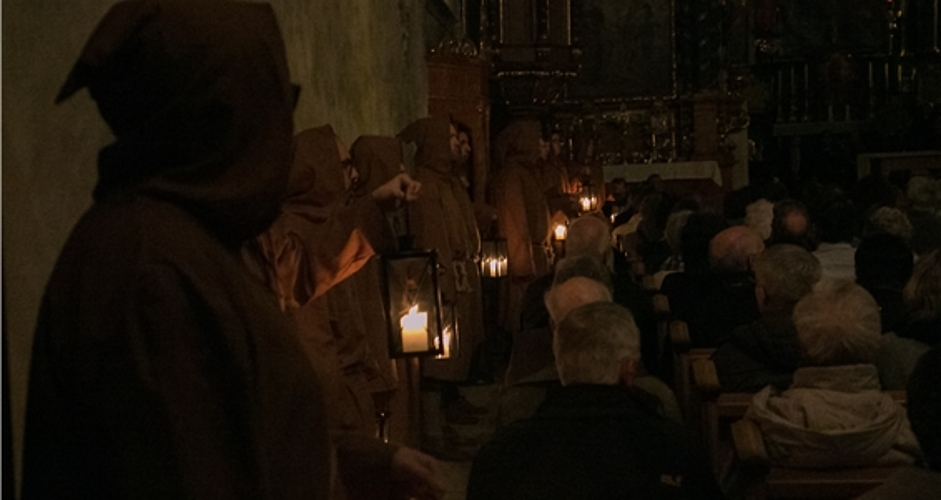 Eine Stimmung wie vor 600 Jahren: Die Männerstimmen Basel als singende Mönche. Eine Stimmung wie vor 600 Jahren: Die Männerstimmen Basel als singende Mönche.
