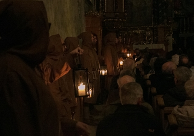 Eine Stimmung wie vor 600 Jahren: Die Männerstimmen Basel als singende Mönche.  