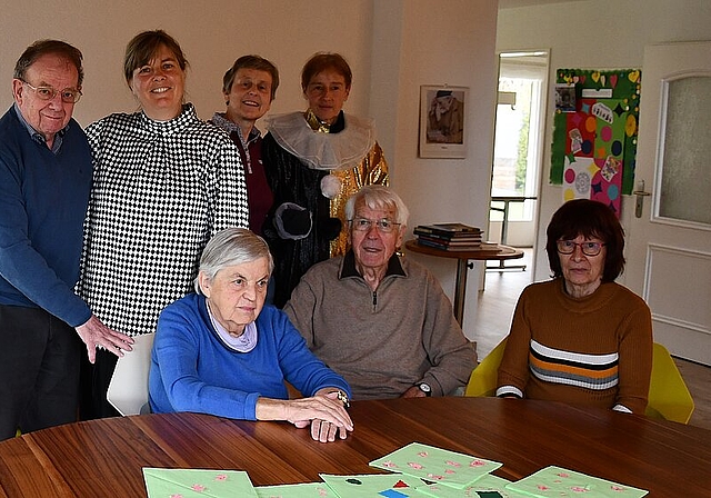 <em>Zusammenhalt: </em>Das Gemeinschaftsgefühl und gemeinsame Aktivitäten machen aus der Tagesstätte eine Wohlfühloase Leiterin Mirjam Schnyder und Betreuerin Christine Brunner mit ihren Gästen<em>. Fotos: Bea Asper</em>
