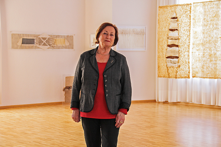 Paper-Art: Ina Kunz inmitten ihrer Arbeiten, welche sich handwerklich filigran und formal überzeugend präsentieren. Foto: Tobias Gfeller