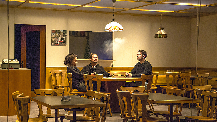 Das Stück spielt in der «Linde»: Noëmi Steffen, Ilja Baumeier, Jonas Rhonheimer (v. l.) Foto: ZVG/Ilmarin Fradley
