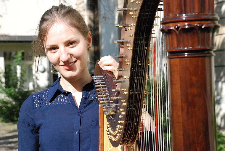 Eröffnet diesen Sonntag die Museumskonzerte 2015: Die hochbegabte Harfenistin Alma Lussmann aus Dornach. Foto: T. Brunnschweiler
