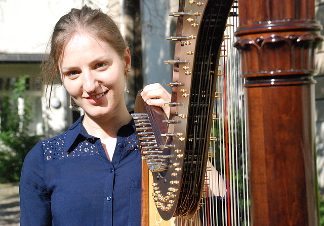 Eröffnet diesen Sonntag die Museumskonzerte 2015: Die hochbegabte Harfenistin Alma Lussmann aus Dornach.  Foto: T. Brunnschweiler