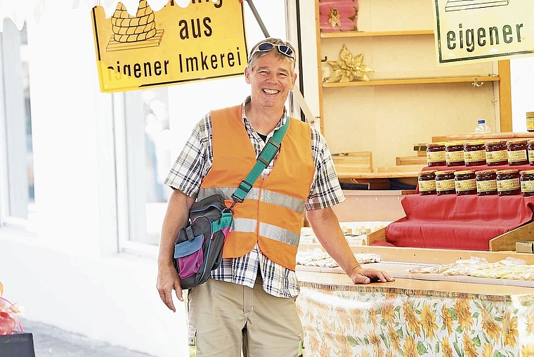Seit sechs Jahren Marktchef: Wolfgang Imhof vor einem Marktstand am Warenmarkt Reinach. Foto: zVg