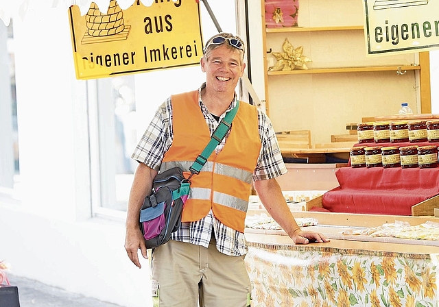 Seit sechs Jahren Marktchef: Wolfgang Imhof vor einem Marktstand am Warenmarkt Reinach. Foto: zVg