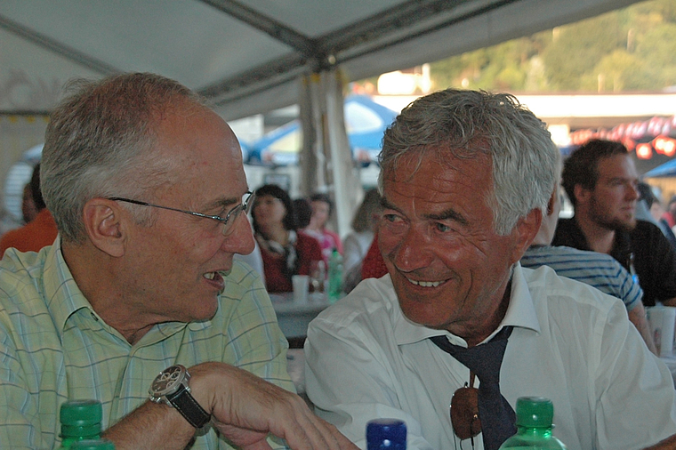 Politiker im Gespräch: Gemeindepräsident Kurz Henzi (l.) und Regierungsrat Walter Straumann an der 1.-August-Feier. Foto: Jay Altenbach