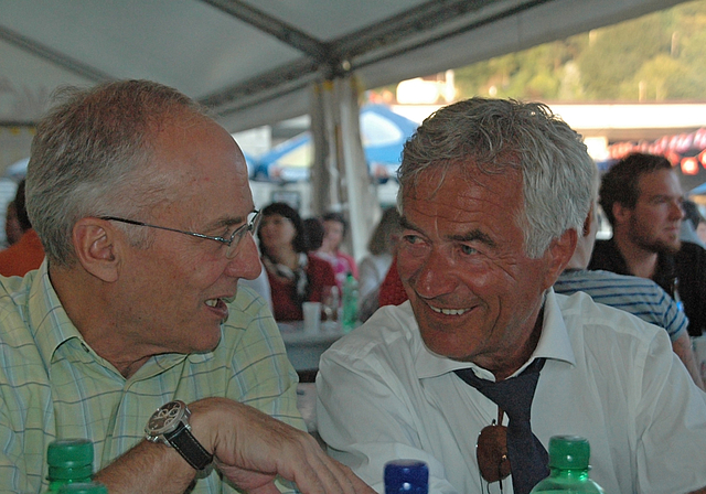 Politiker im Gespräch: Gemeindepräsident Kurz Henzi (l.) und Regierungsrat Walter Straumann an der 1.-August-Feier. Foto: Jay Altenbach