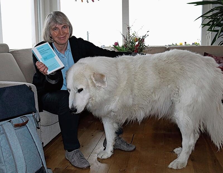 Ein Buch, das zum Denken anregt: Die Autorin Barbara Schmitz mit ihrem Hund, der auch mit drei Beinen ein gutes Hundeleben führen kann. «Lina Bär hat ein gutes Leben. Ein zweites Leben. Ein Leben mit einer Behinderung, das anders als ihr erstes Le