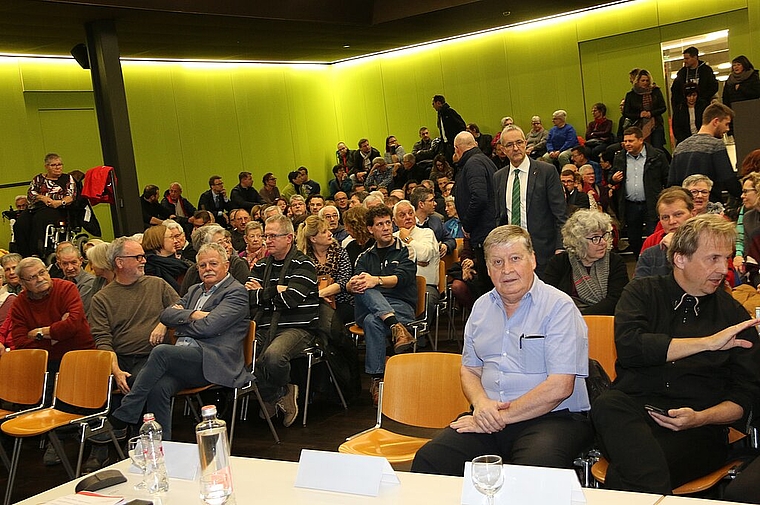 <em>Volles Haus: </em>Thomas Weber (Mitte stehend) ist vom Gesundheitszentrum überzeugt. Foto: Gini Minonzio