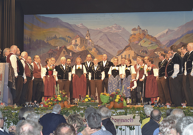 Schlussbouquet:  Die Gastformationen Jodlerklub Maiglöggli Jegenstorf, Jodelduett Nadia und Regula Hofer, Sepp Meier und die Schwarzbuebe-Jodler singend vereint auf der Bühne.  Foto: Bea Asper