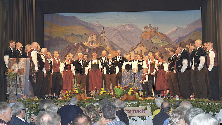 Schlussbouquet: Die Gastformationen Jodlerklub Maiglöggli Jegenstorf, Jodelduett Nadia und Regula Hofer, Sepp Meier und die Schwarzbuebe-Jodler singend vereint auf der Bühne. Foto: Bea Asper