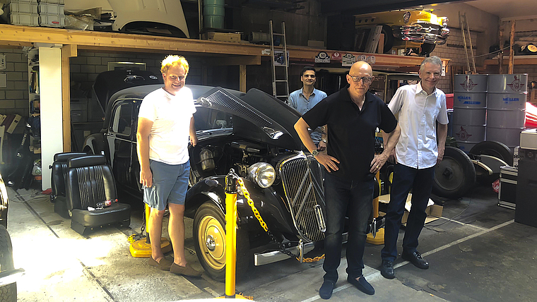 Freuen sich auf viele Festival-Besucher: Oldtimer-Fans Denis Pfister, Milos Mihajlovic, Roland Pfister und Donald Wunderlin (v. l.). Foto: Caspar Reimer