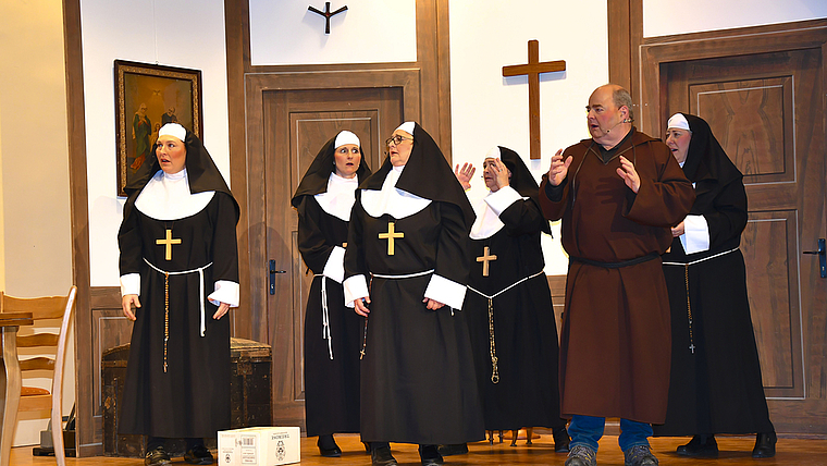 Du heiliger Bimbam: Unter der Regie von Isabelle Urdas lief die Schauspieltruppe des Jodlerclubs Arlesheim zur Bestform auf. 