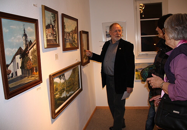 Sonderausstellung: Pierre Gürtler weiss zu den Bildern vieles zu berichten.  Foto: Gaby Walther