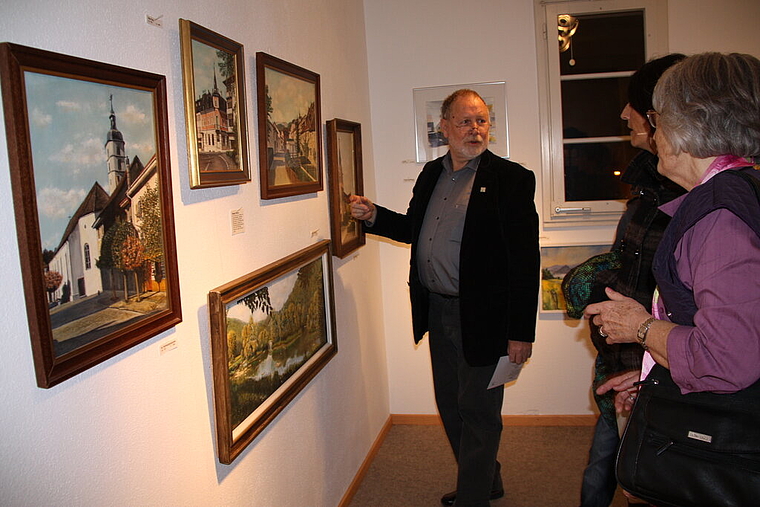 Sonderausstellung: Pierre Gürtler weiss zu den Bildern vieles zu berichten. Foto: Gaby Walther
