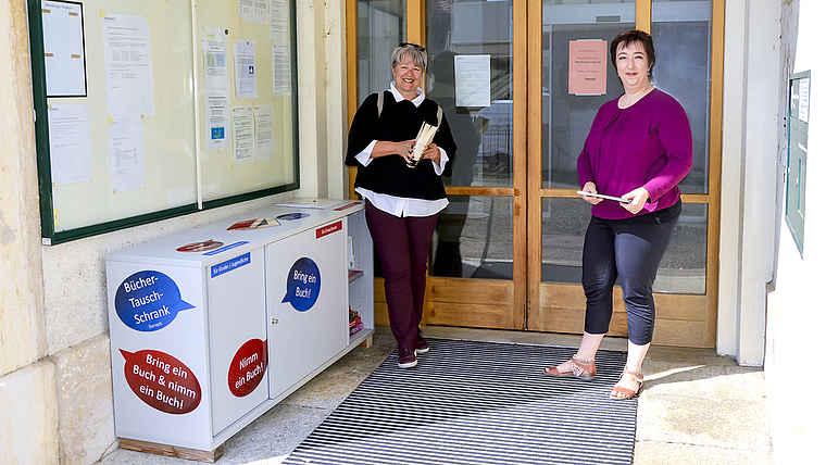 Perfekte Zusammenarbeit: Jay Altenbach (l.) und Susann Barkholdt haben den Bücher-Tausch-Schrank bei der alten Gmeini innert kürzester Zeit realisiert.  Foto: Fabia Maieroni 