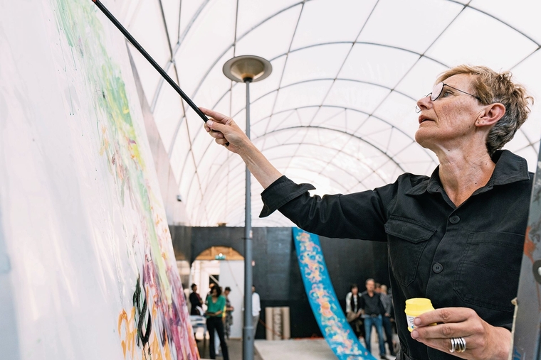 Neues erschaffen: Marianne Hollenstein anlässlich der Performance zur Eröffnung der Ausstellung in Kiew. Foto: ZVG / Daria Biliak