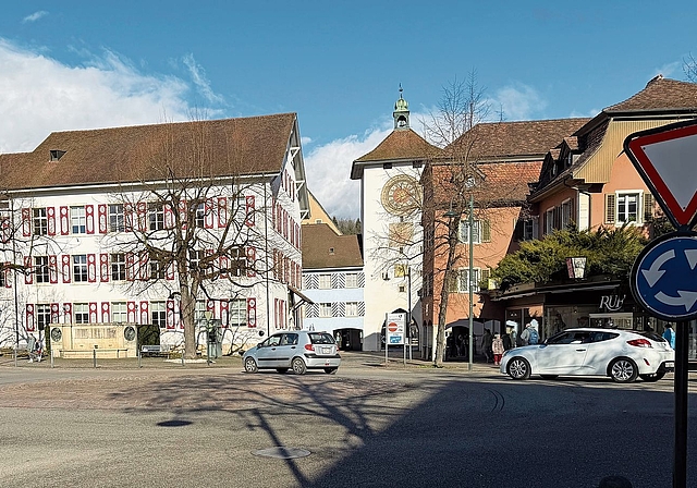 Vorstadtkreisel: Die N18 als Hauptverbindung von Basel nach Delémont führt mitten durch Laufen. Foto: Gaby Walther
