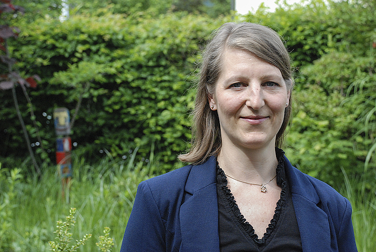 Neue Aufgabe: Die Heimleiterin Ragna Wandl im gepflegten Garten der Werkstube Aesch. Foto: Thomas Brunnschweiler