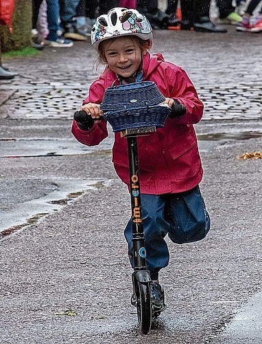 Kein Ei darf herunterfallen: Die Trottifahrt ist ein grosser Spass für die Kleinen.
