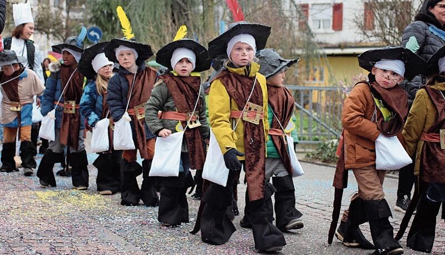 Lebendig gewordene Grimmfiguren: Eine ganze Klasse verkleidete sich als Gestiefelte Ka-ter – selbstverständliche in hohen Stiefeln und mit Feder auf dem Hut. Fotos: Jeannette Weingartner
