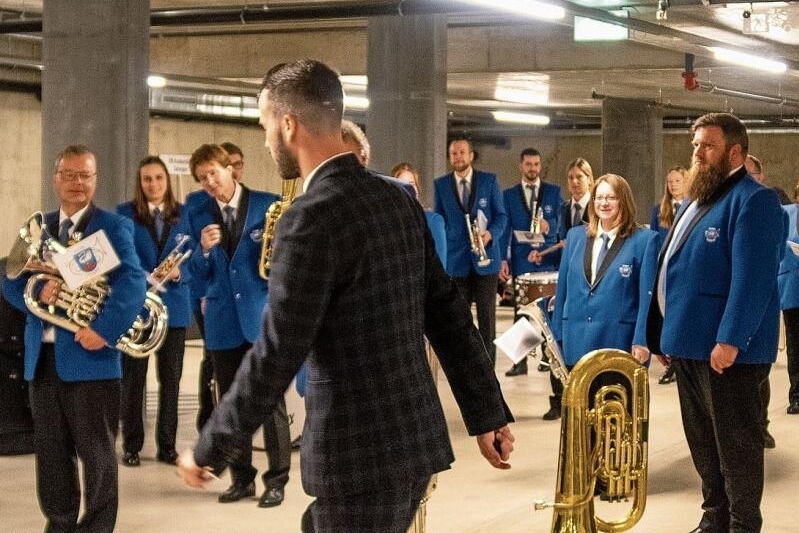 Letzter Check: Die Brass Band Liesberg bekam von Dirigent Jérémie Favre letzte Anweisungen für die Schrittfolge an der Parade.