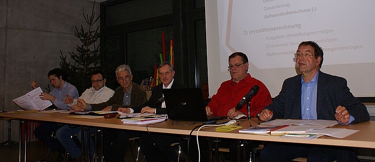 Budgetdebatte an der GV Hofstetten-Flüh: (v.r.) Gemeindepräsident Richard Gschwind, Gemeindeverwalter Bruno Benz, Vizepräsident Peter Gubser sowie die Gemeinderäte Benjamin Schneebeli, Markus Gschwind und DomenikSchuppli. Foto: Jürg Jeanloz