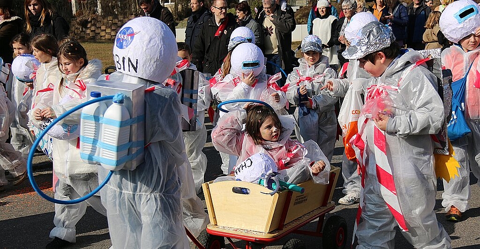 Astronauten: Die Kinder sind startbereit für den Flug ins All.
