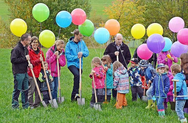 Mit vereinten Kräften: Die Kinder spaten drauf los, die Grossen dosieren ihre Kräfte. V.l. das «verrückte» Trio mit Annelise Häner, Manuela und Pascal Bracher und in der Mitte Gemeindepräsident Heiner Studer. Foto: Roland Bürki