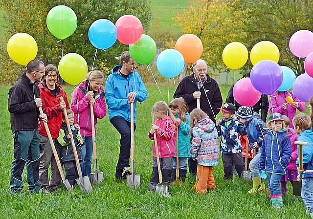 Mit vereinten Kräften: Die Kinder spaten drauf los, die Grossen dosieren ihre Kräfte. V.l. das «verrückte» Trio mit Annelise Häner, Manuela und Pascal Bracher und in der Mitte Gemeindepräsident Heiner Studer. Foto: Roland Bürki