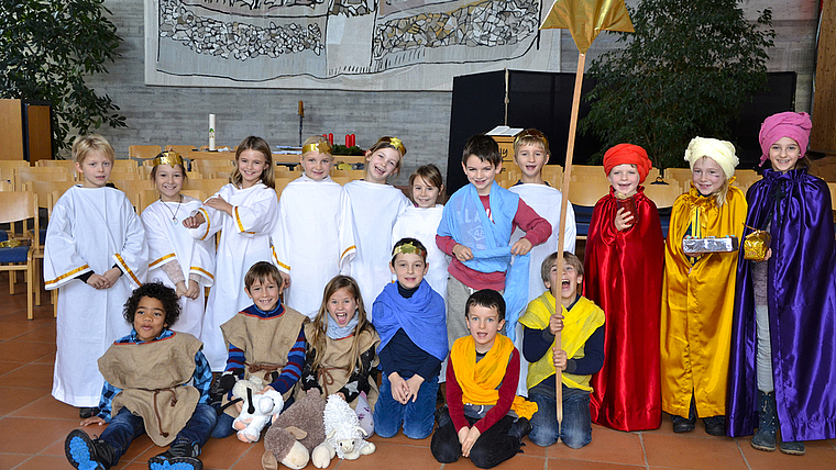 Die Spannung steigt: Die Münchensteiner Schulkinder bereiten sich auf ihren grossen Auftritt vor.  Foto: Fabia Maieroni