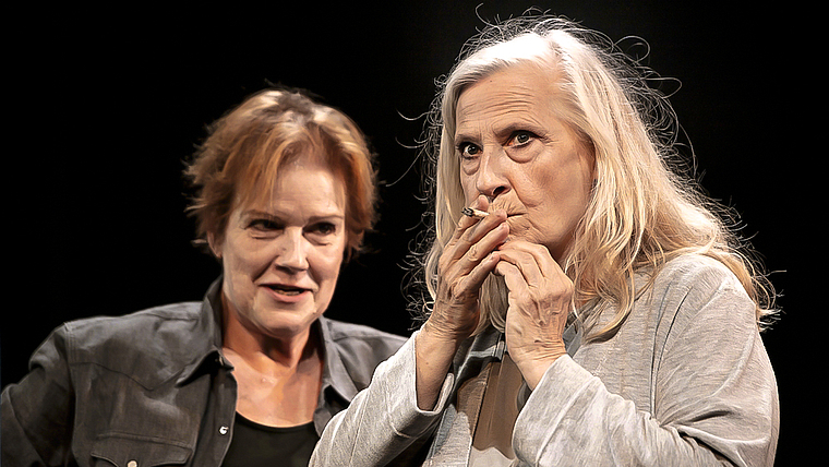 Neue Erfahrung: Die ruppige Robyn (links, Claudia Burckhardt) verhilft Sharon (Barbara Grimm) zu ihrem ersten Joint. Foto: www.tobs.ch