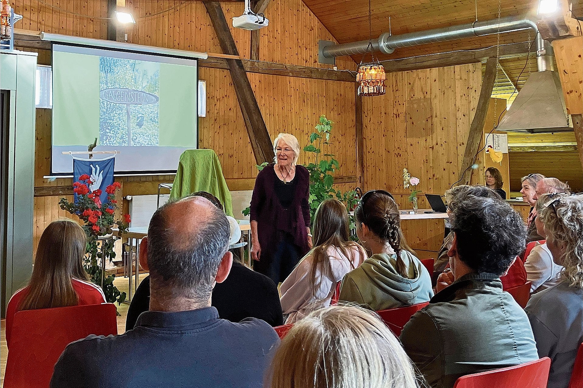 Gebanntes Publikum: Elisabeth Kutzli erzählte packende Geschichten. Gebanntes Publikum: Elisabeth Kutzli erzählte packende Geschichten.