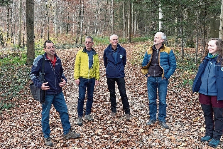 Vom Fach: Revierförster Fredi Hügi (l.) steht interessierten Behörden Red und Antwort. Foto: Caspar Reimer