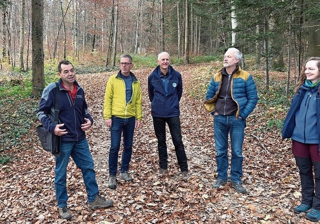 Vom Fach: Revierförster Fredi Hügi (l.) steht interessierten Behörden Red und Antwort. Foto: Caspar Reimer