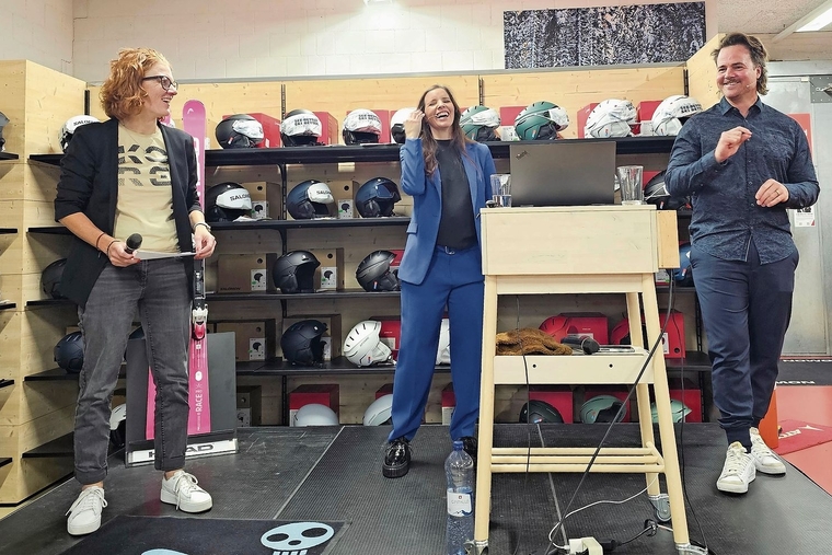 Eine fröhliche Runde: Das Expertenduo Tina Weirather und Marc Berthod wusste das Publikum aufs Beste zu unterhalten. Die Gastgeberin Regula Blättler vom Sportshop Karrer kann sich über das ausverkaufte Event freuen. Foto: Melanie Brêchet