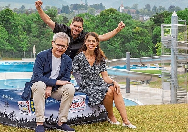 Bequeme, umfunktionierte Paletten: (v. l.) Gemeindepräsident Melchior Buchs, Reto Sütterlin und Christine Dollinger weihen die neuen Sitzwürfel im Gartenbad ein. Foto: Claudia Schreiber, CS Creative Services (OK-Mitglied Marketing)