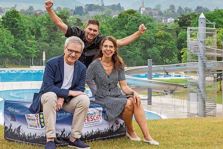 Bequeme, umfunktionierte Paletten: (v. l.) Gemeindepräsident Melchior Buchs, Reto Sütterlin und Christine Dollinger weihen die neuen Sitzwürfel im Gartenbad ein. Foto: Claudia Schreiber, CS Creative Services (OK-Mitglied Marketing)