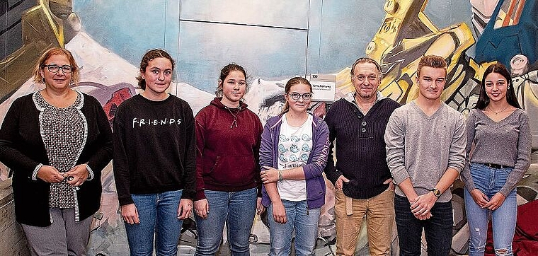 Die Köpfe der neuen Schülerfirma: (v.l.) Alexandra Steinmüller, Svenja, Noemi, Jasmin, Norbert Zeller, Lenny und Loa.