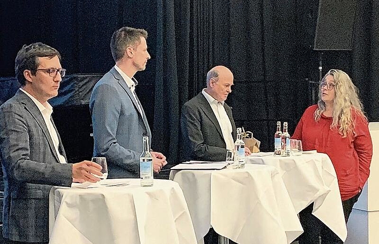 Im Dialog: (v.l.) Daniel Urech, Marc Eggimann, Paul Schönenberger und Moderatorin Karoline Sutter. Foto: Gaby Walther