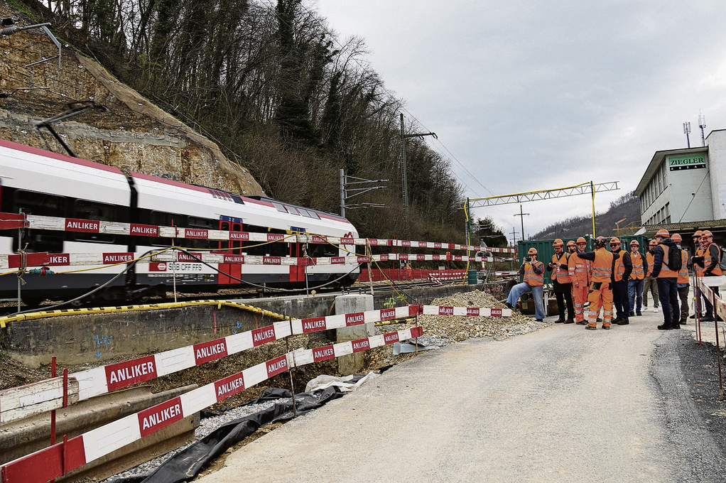 Nadelöhr: Der Doppelspurausbau gerade hier in Grellingen Richtung Duggingen ist wegen der engen Platzverhältnisse anspruchsvoll. Eine Totalsperre ist unumgänglich. Fotos: Gaby Walther