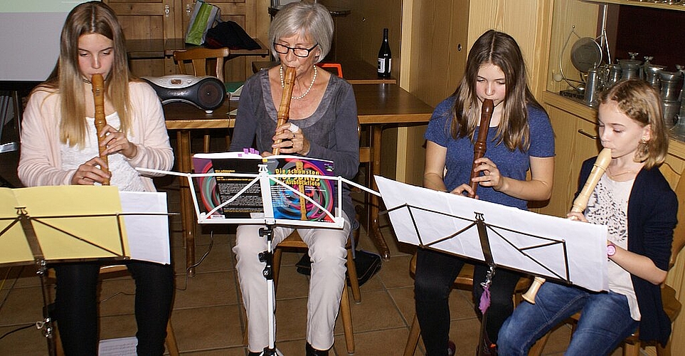 Musikalische Eröffnung: Verena Baumann mit Musikschülerinnen.