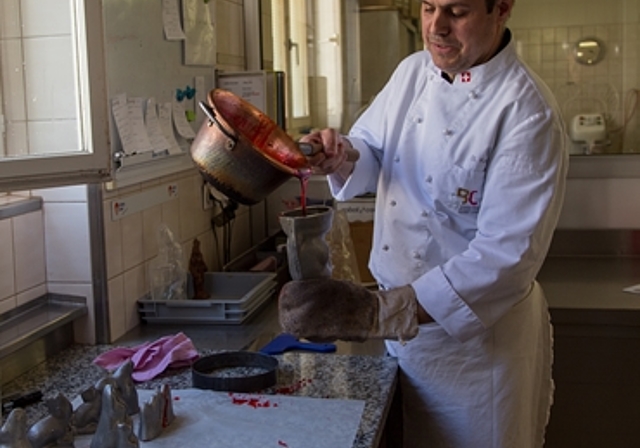 Heisse Angelegenheit: Stefan Kern füllt die Zuckermasse in die Gussform.  Fotos: Martin Staub
