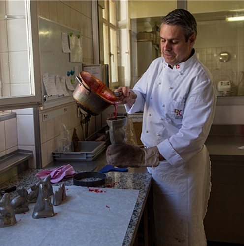 Heisse Angelegenheit: Stefan Kern füllt die Zuckermasse in die Gussform.  Fotos: Martin Staub
